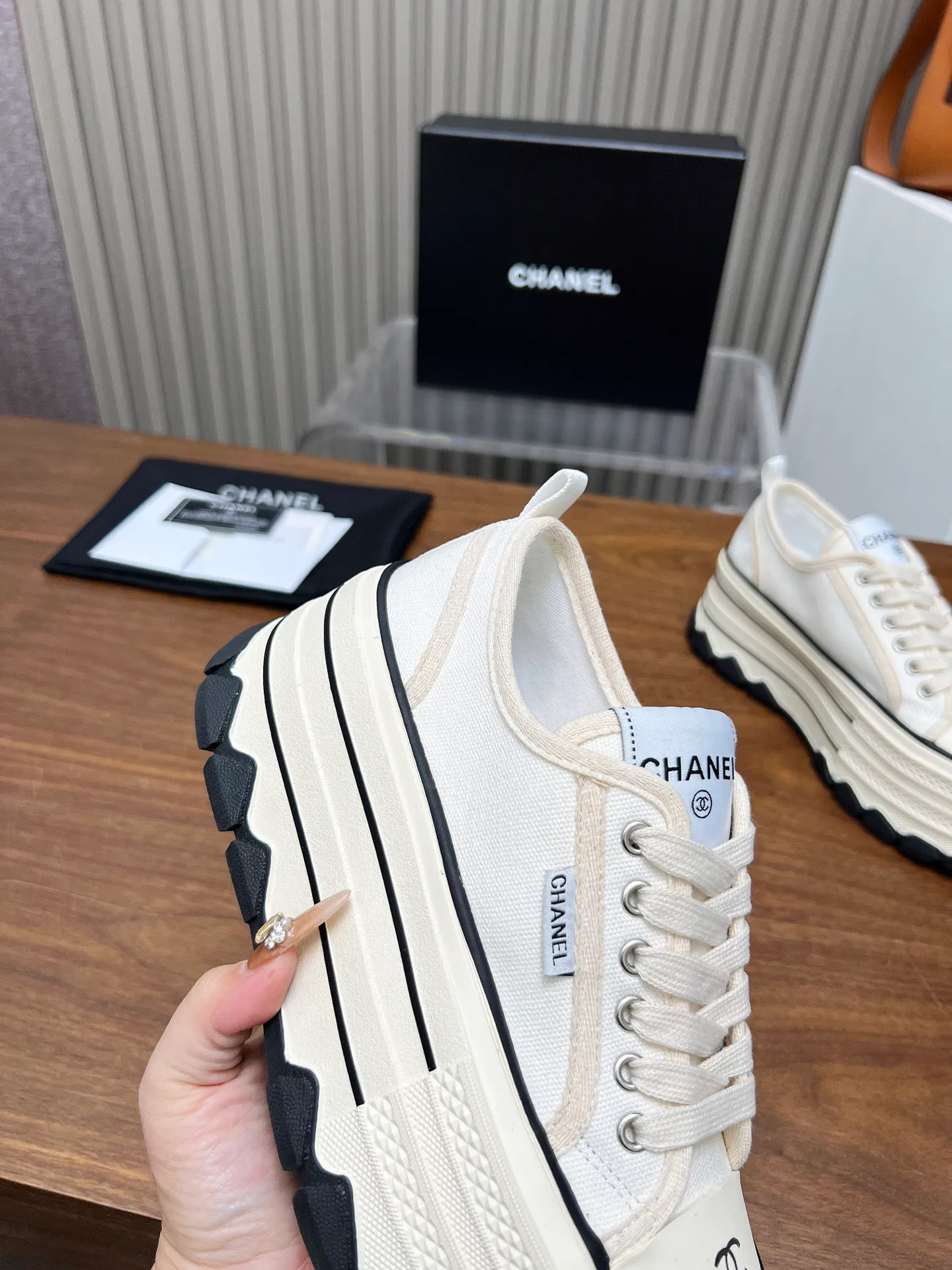 👟👟Ex-factory price 460👟👟 Top version, original quality! ! ! Chanel Chanel - 2025 biscuit shoes, the top casual sports shoes in the counter. This classic design; the style of the upper is made of various craftsmanship; the outsole is fashionable and sporty; the unusual inclusion of a variety of color matching elements... The diversified mix and match is very beautiful and versatile, casual, fashionable, sports and outdoor can be taken into account... ꫛꫀꪝ Go➫ Material: ❶Upper made of: original canvas ❷Inside made of: sheepskin ❸Outsole based on: Original TPU combination outsole, counter quality packaging, complete set for women 35–40